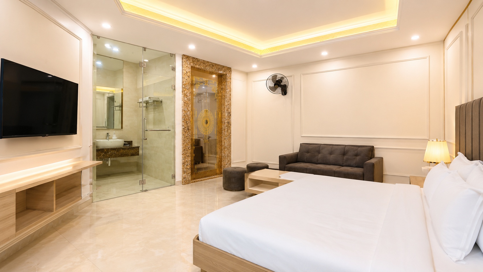 Phòng khách sạn 3 sao rộng rãi có sofa, phù hợp khách công tác, cặp đôi hoặc nhu cầu nghỉ ngơi dài ngày.