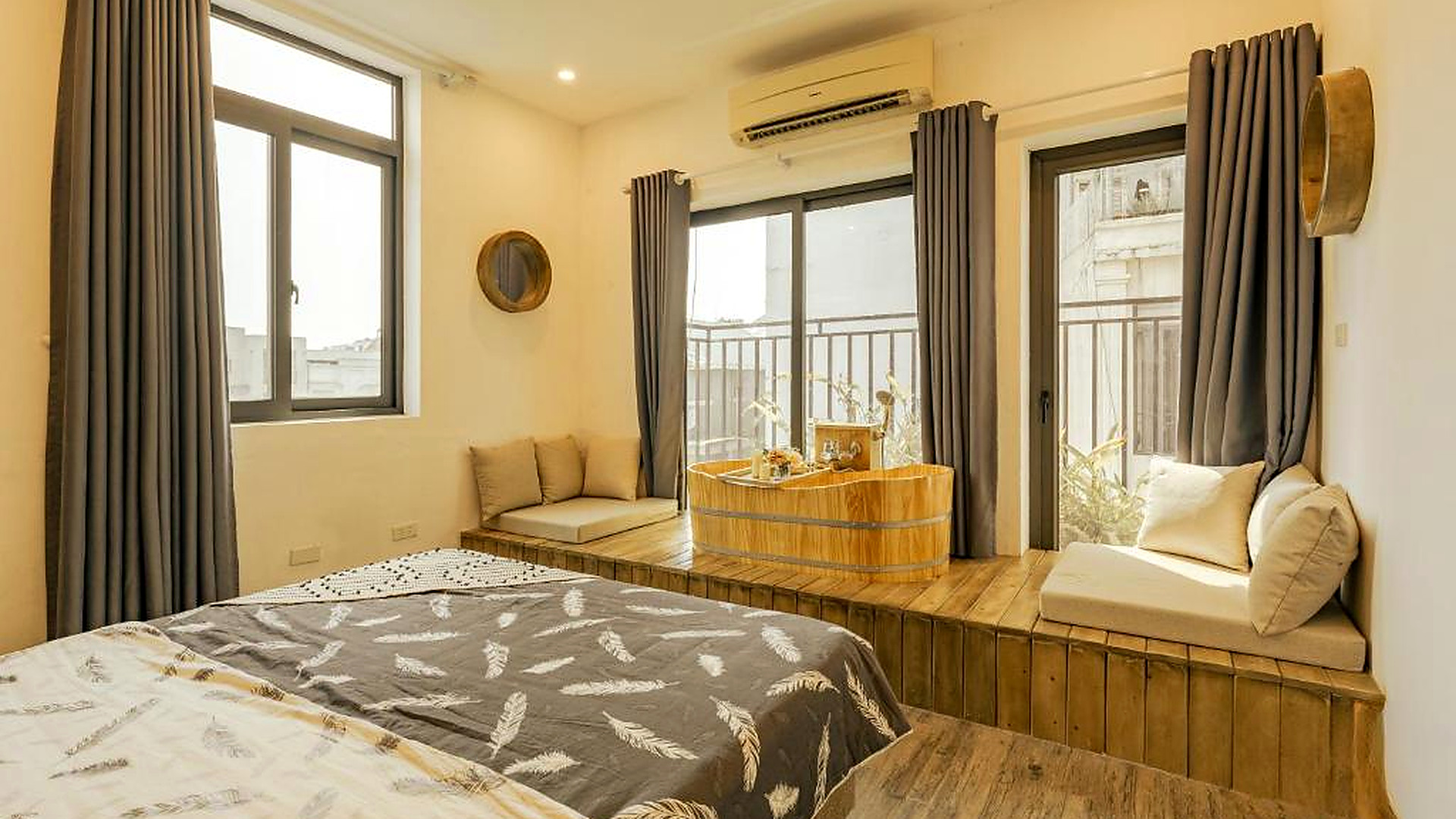 phòng ngủ khách sạn 4 sao có bồn ngâm và cửa sổ lớn