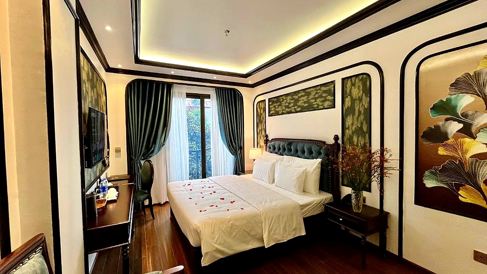 Chi tiết phào chỉ, rèm và nội thất gỗ giúp phong cách Indochine xuyên suốt căn phòng.