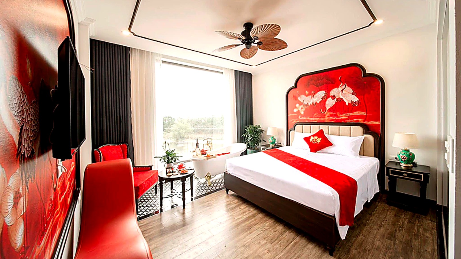 Sự kết hợp giữa giường ngủ, bồn tắm và view hồ tạo nên trải nghiệm lưu trú giàu cảm xúc.