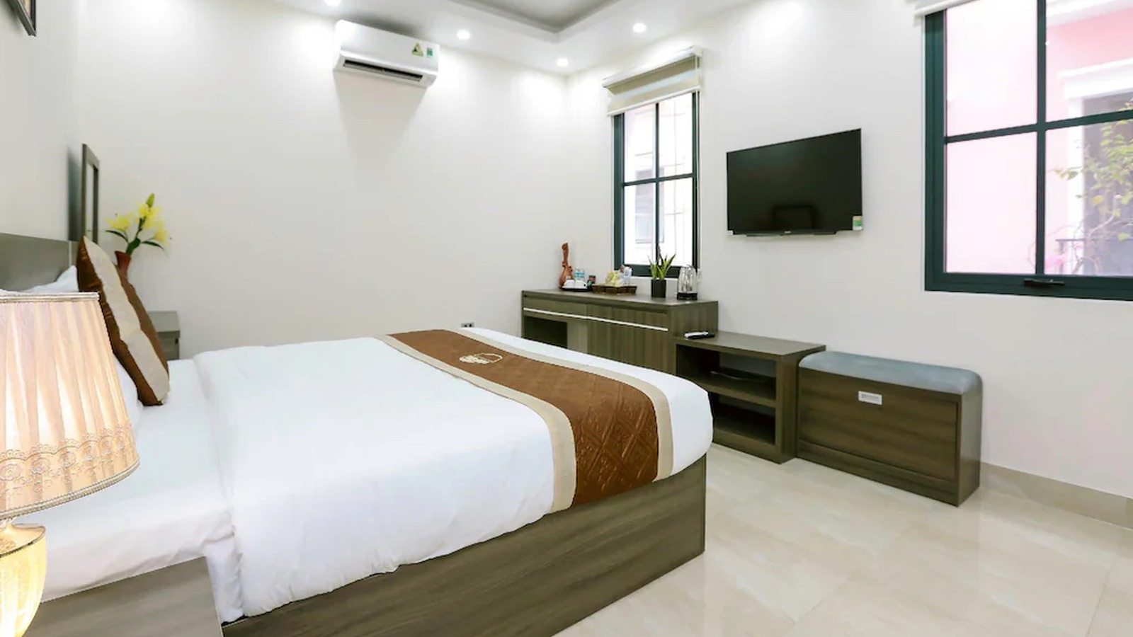 Phòng ngủ khách sạn 2 sao hiện đại sử dụng nội thất gỗ