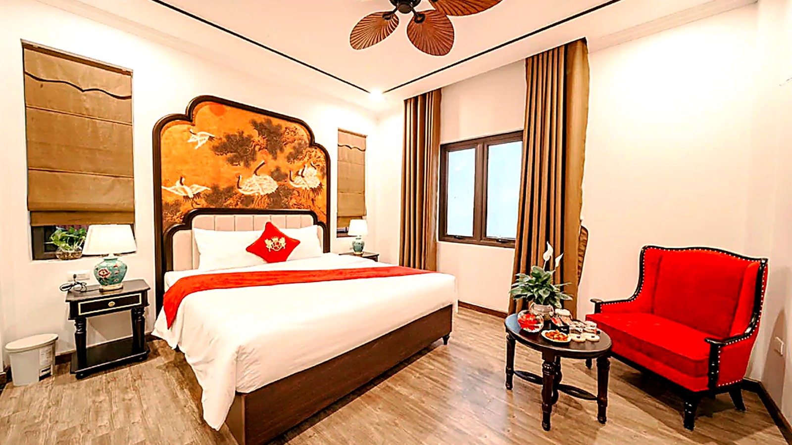 Phòng ngủ sử dụng gam đỏ – nâu làm điểm nhấn, tạo cảm giác ấm áp đúng tinh thần indochine.