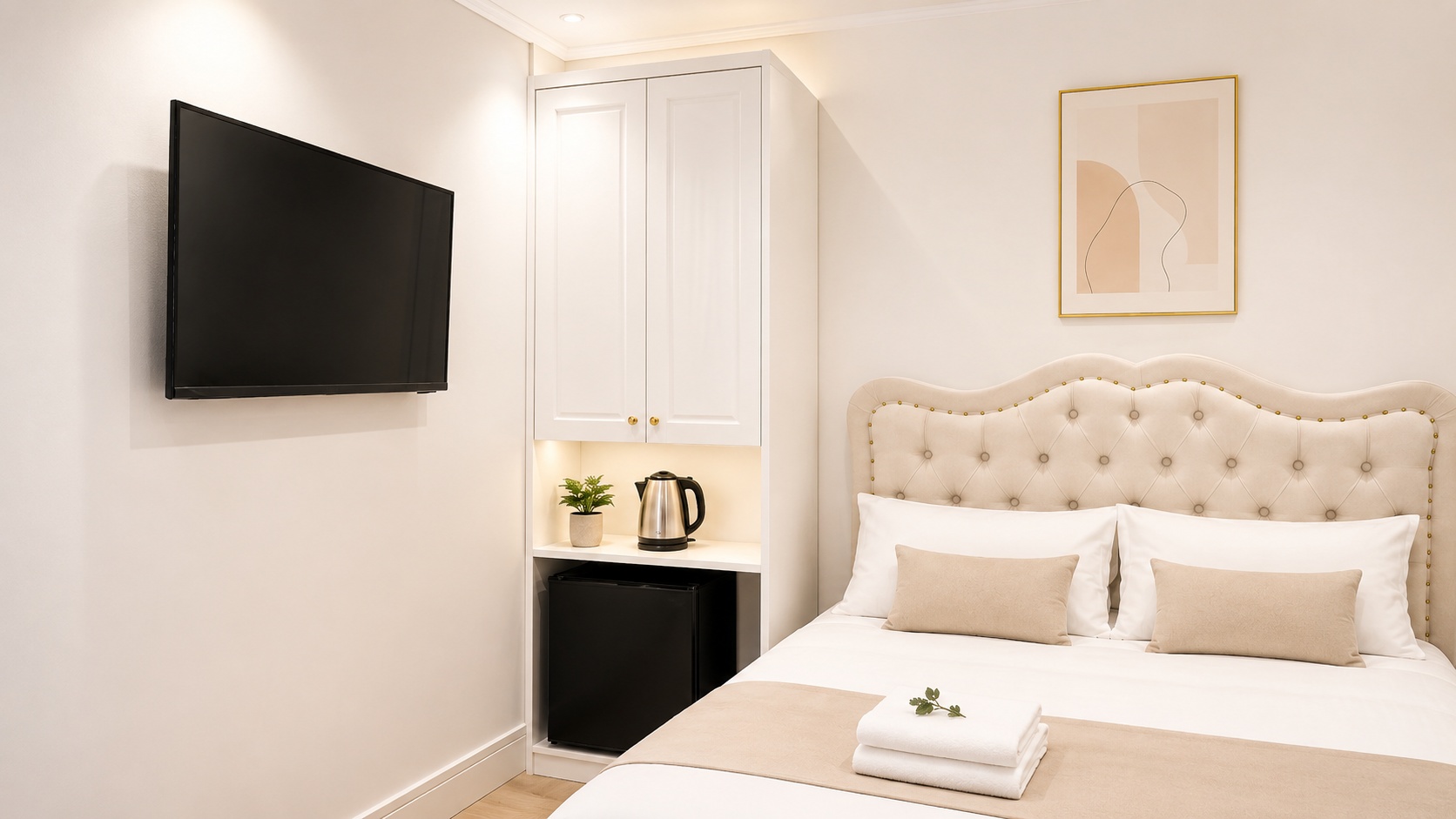 Phòng Deluxe khách sạn 3 sao có cửa sổ lớn, không gian thoáng và cách bố trí tiện nghi phù hợp lưu trú dài ngày.