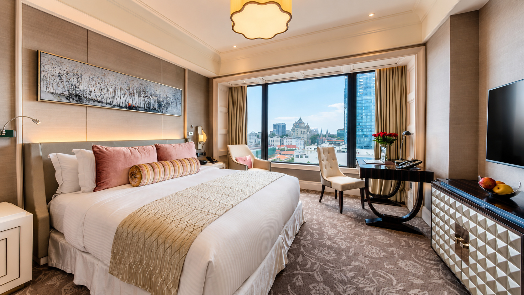 Phòng nghỉ 5 sao với thiết kế thanh lịch, giường lớn, gam màu trung tính và tầm nhìn đô thị.