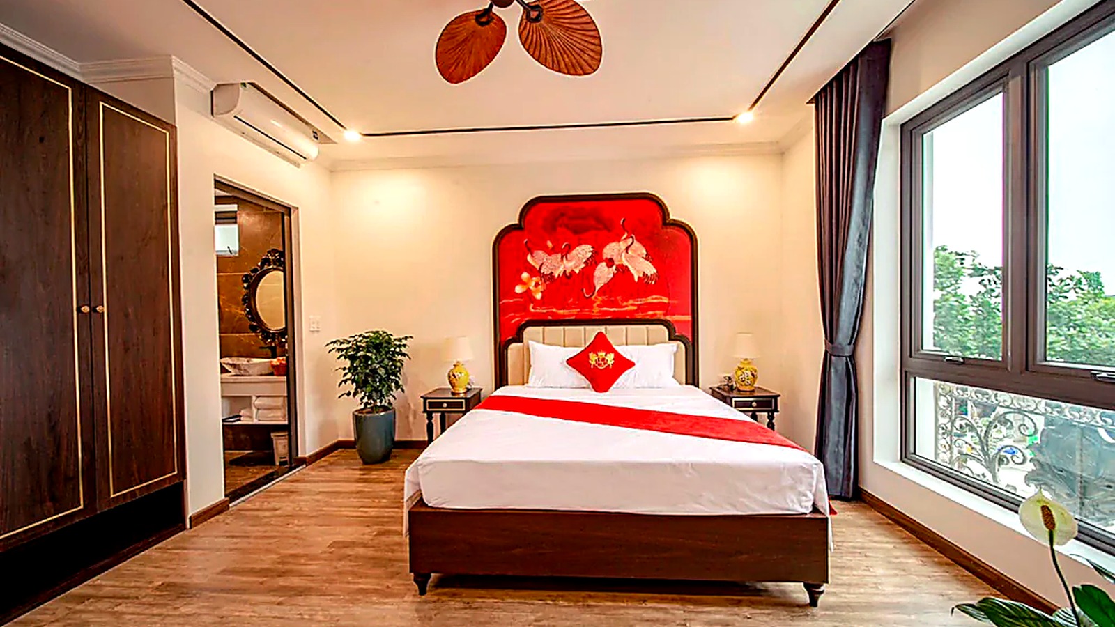 Không gian phòng ngủ kết hợp phòng tắm kính giúp tối ưu công năng và nâng cảm giác cao cấp.