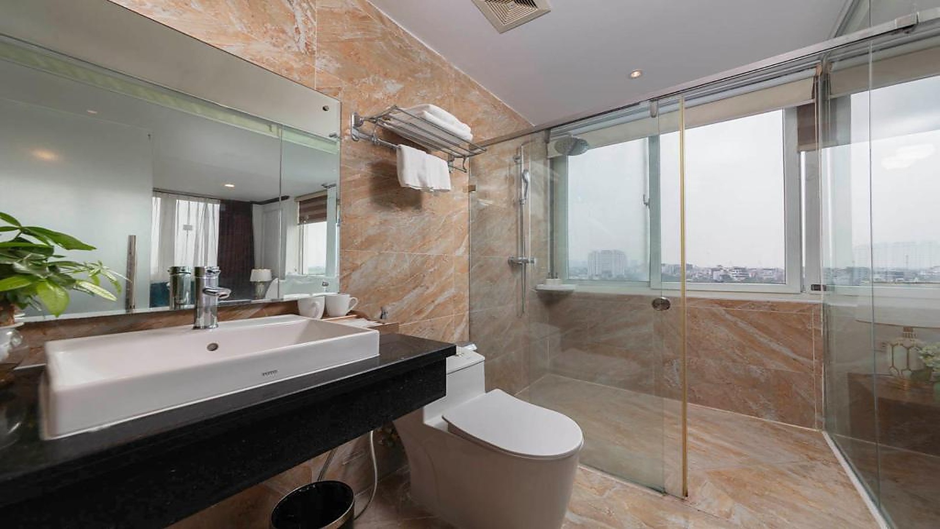 Phòng tắm khách sạn 3 sao hiện đại, rộng rãi và sạch sáng.
