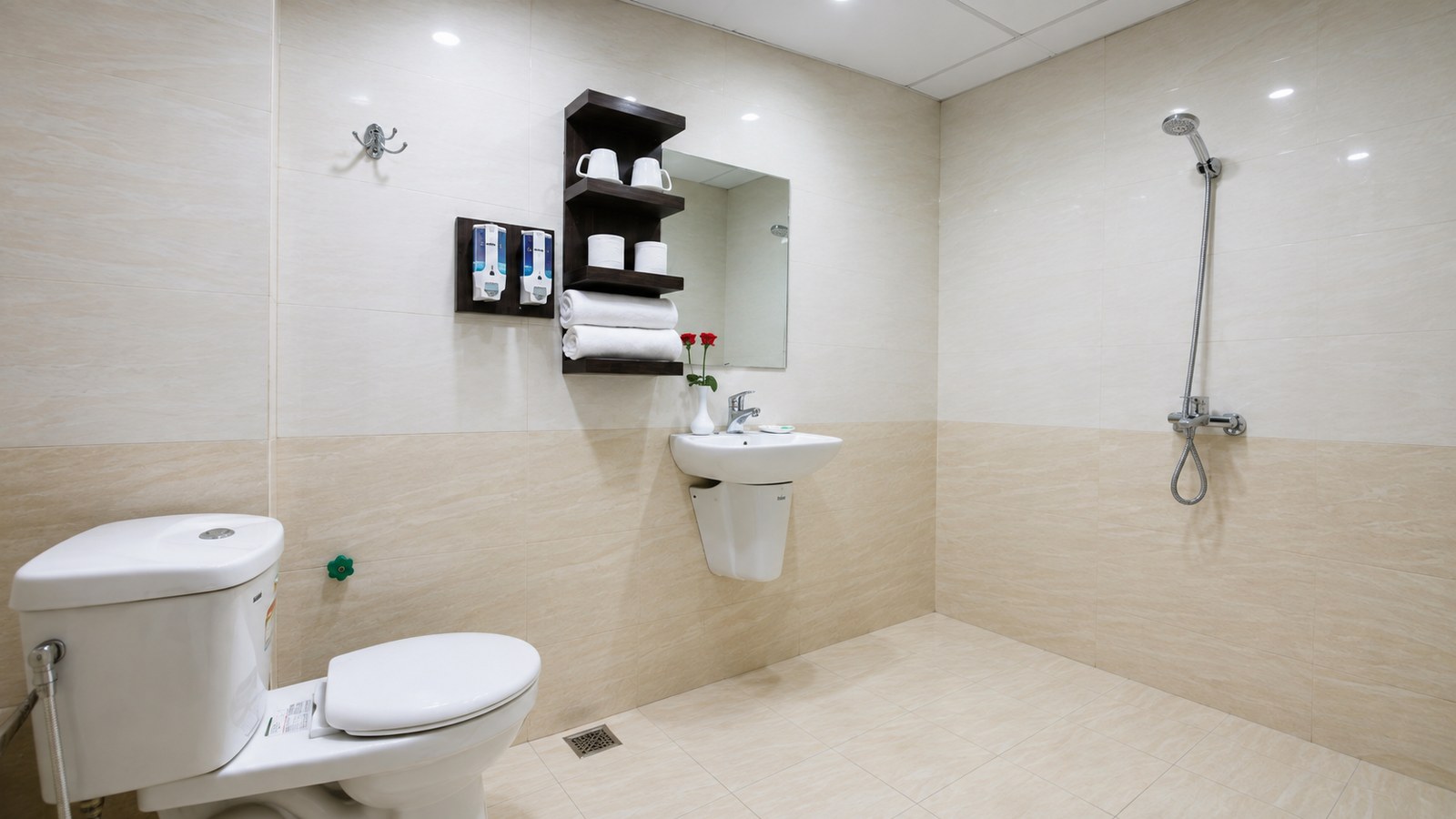 Phòng tắm khách sạn 3 sao sáng sạch, dễ bảo trì và phù hợp tiêu chuẩn vận hành.