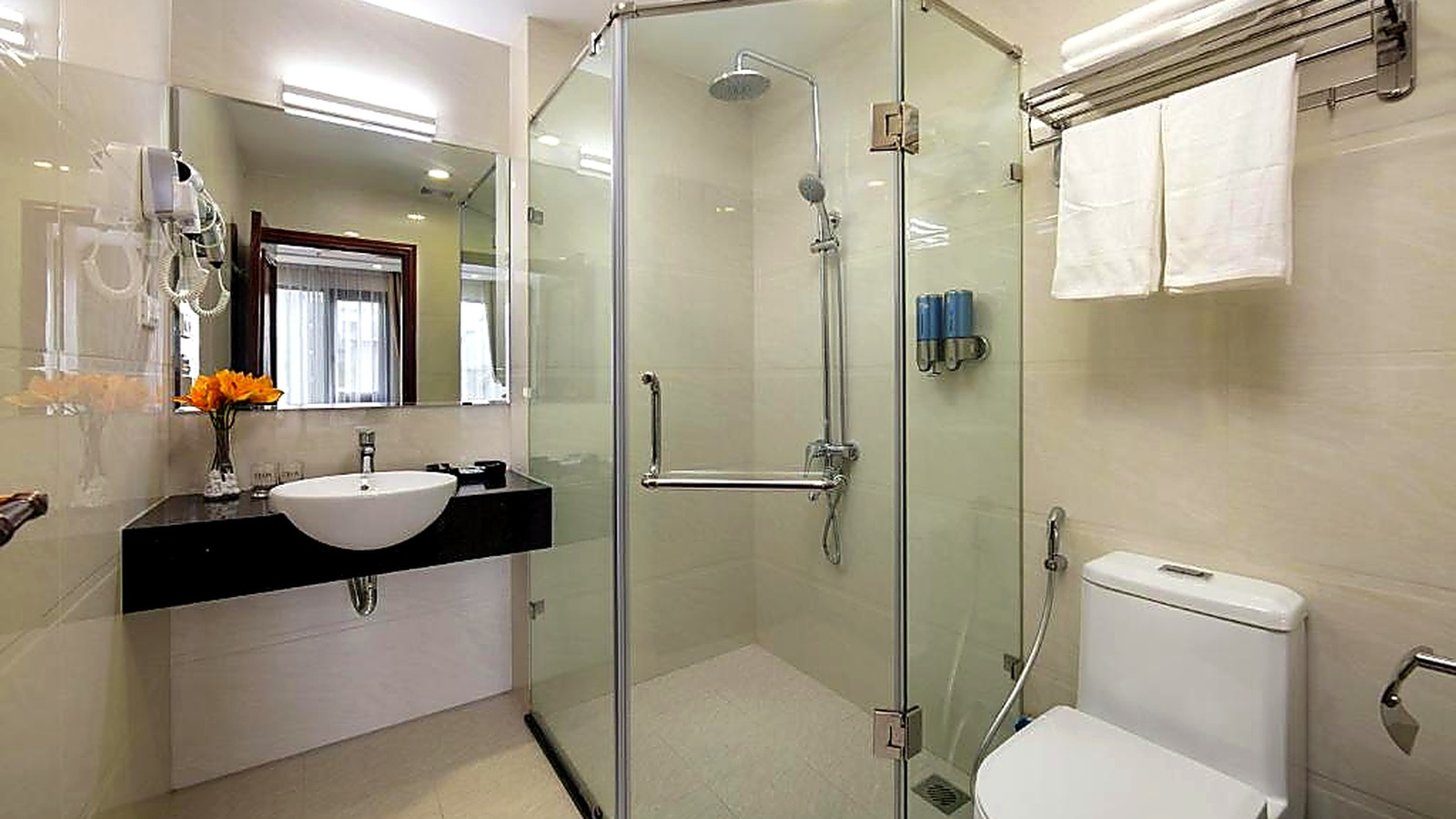 Phòng tắm sạch, sáng và tối ưu công năng là điểm cộng quan trọng của khách sạn 3 sao.
