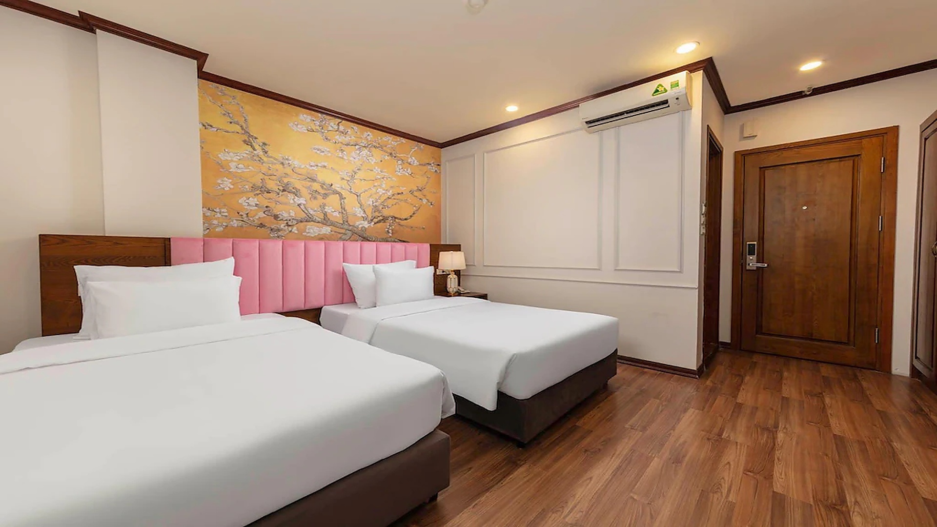 Phòng twin đầu giường hồng mang lại lựa chọn lưu trú linh hoạt cho gia đình nhỏ.