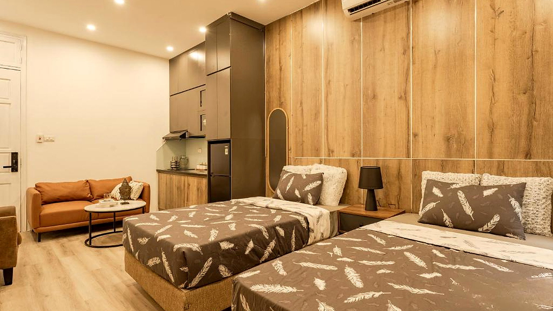 phòng twin khách sạn 4 sao hiện đại có bếp nhỏ và khu sofa