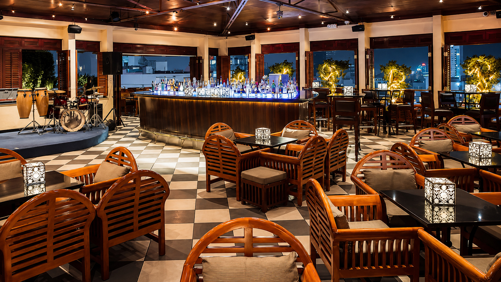 Quầy bar khách sạn 5 sao mang chất cổ điển với nội thất gỗ, ánh sáng ấm và không gian thư giãn.