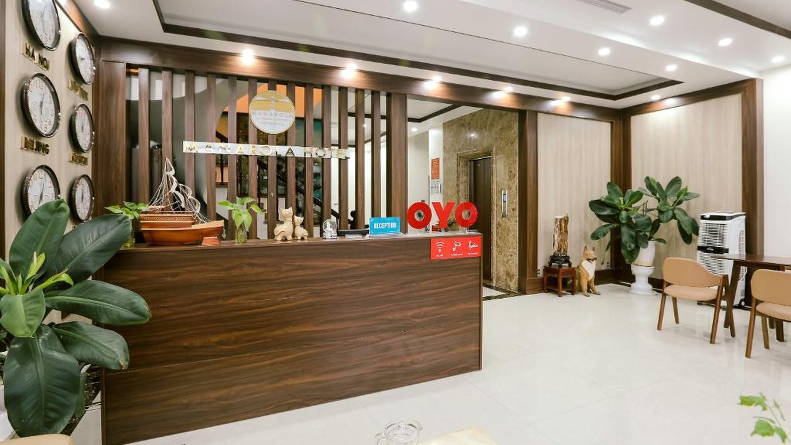 Quầy lễ tân khách sạn 2 sao hiện đại, gọn gàng và dễ nhận diện