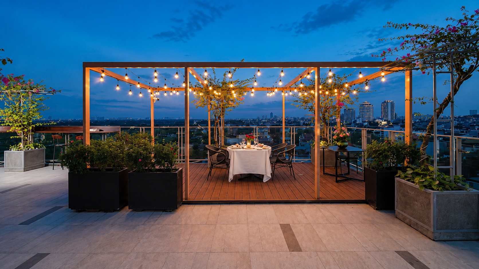 Rooftop tổ chức bữa tối lãng mạn, phù hợp cặp đôi và khách nghỉ dưỡng.