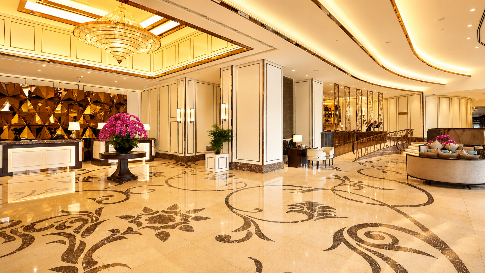Sảnh khách sạn rộng, sáng và sang trọng với bố cục cân đối, phù hợp tinh thần tân cổ điển cao cấp.