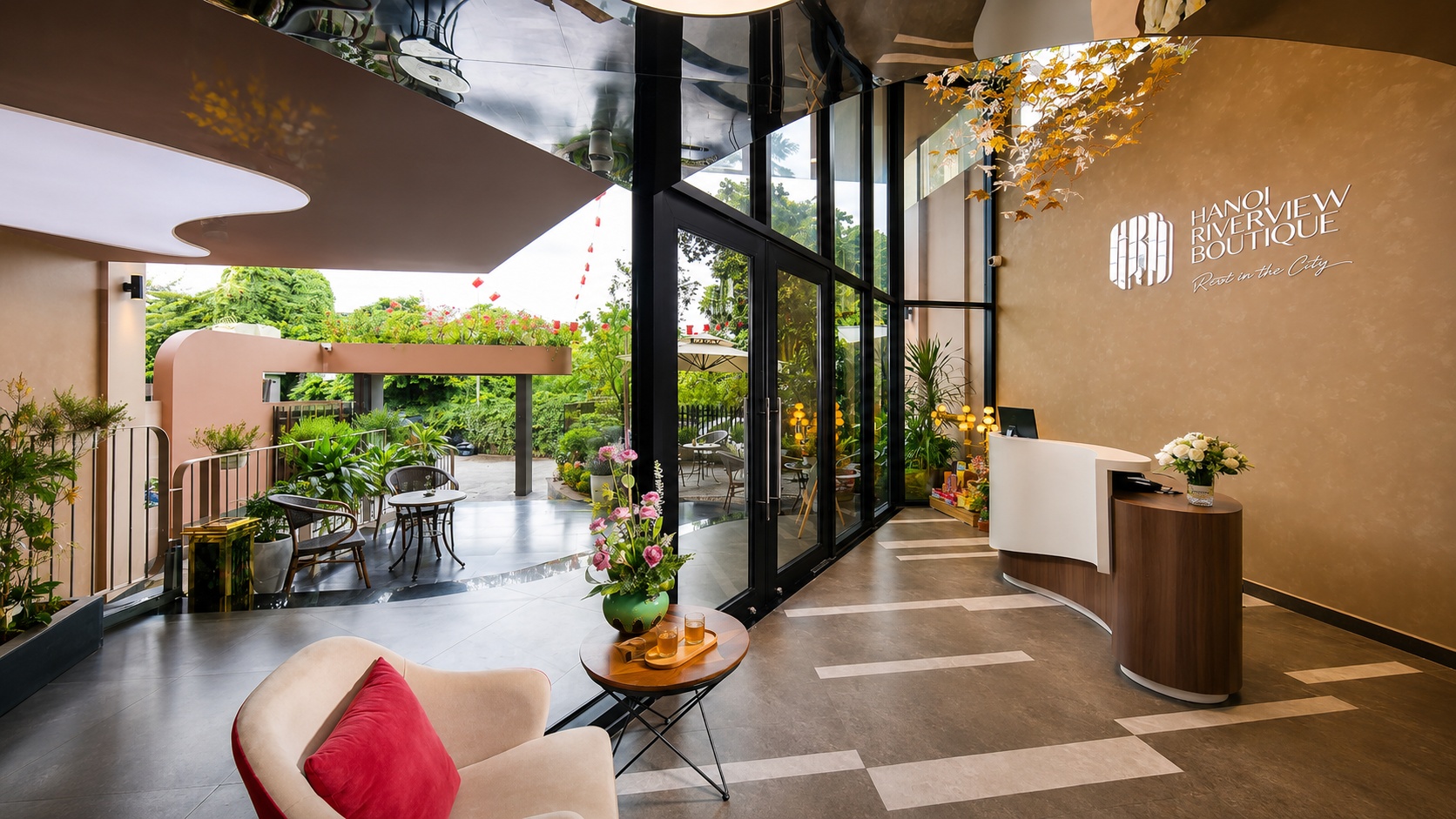 Sảnh lễ tân boutique hiện đại, nhiều cây xanh và ánh sáng mở.