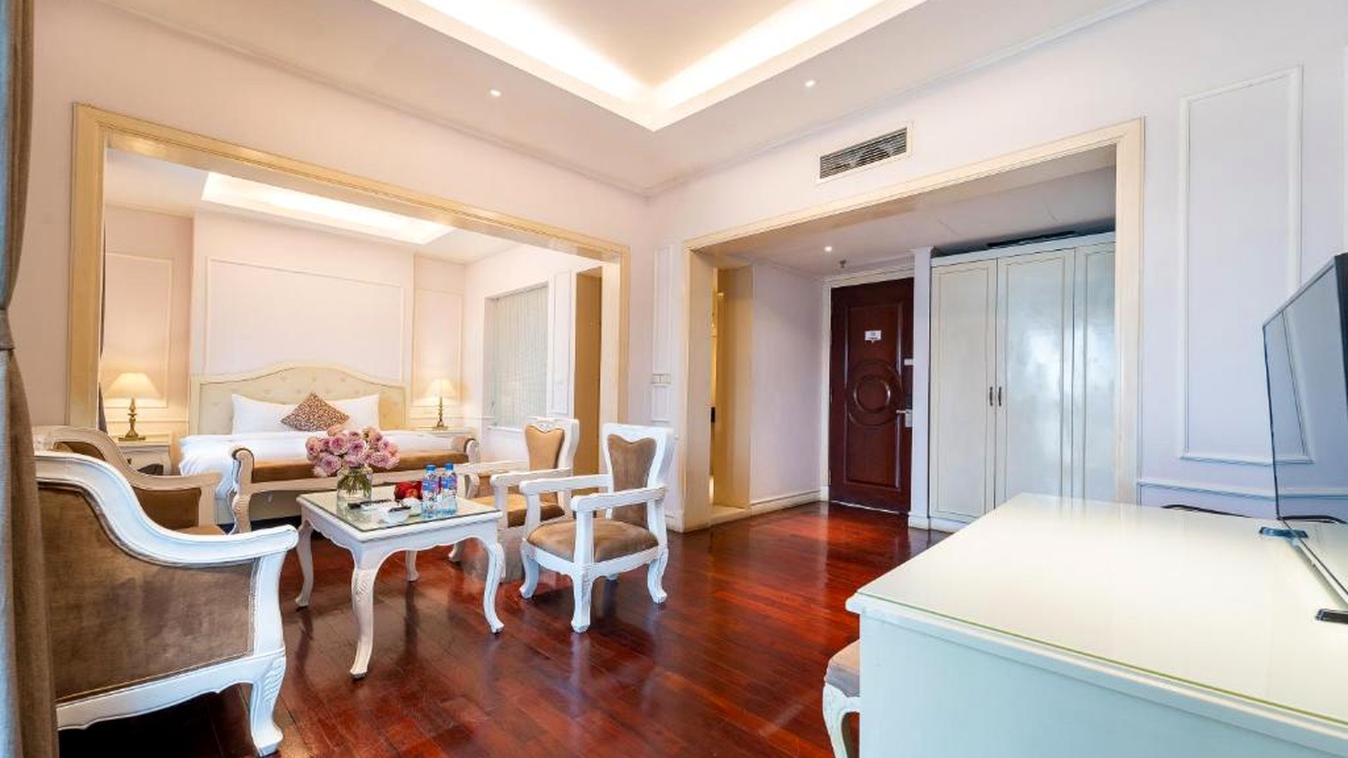 Suite có khu tiếp khách riêng và thanh lịch.