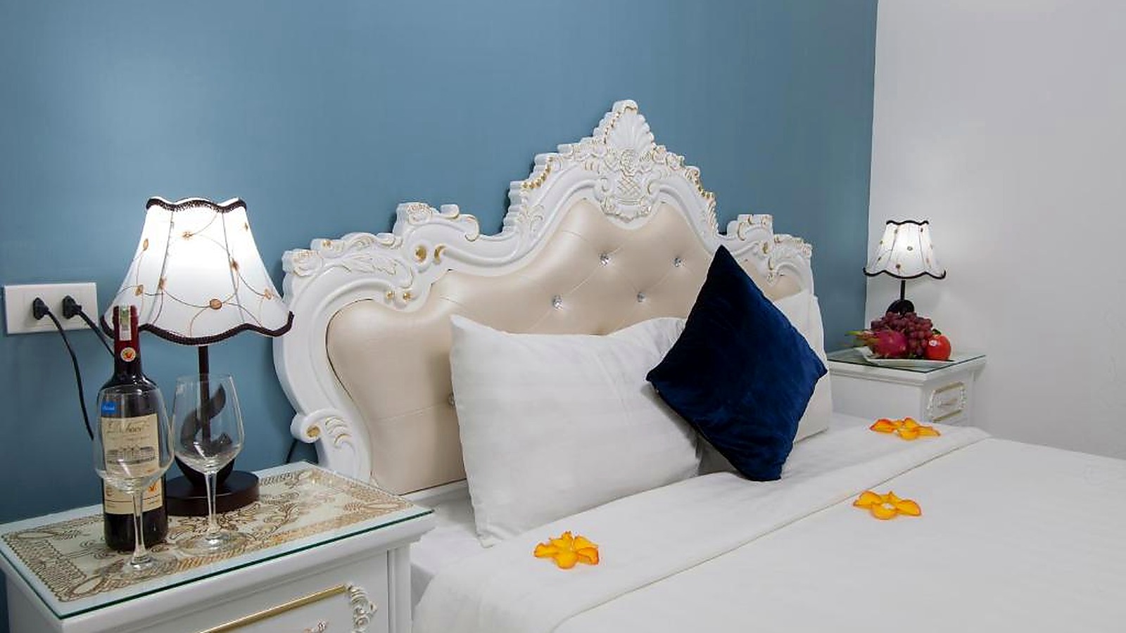 Chi tiết đầu giường bọc nệm và đường cong trang trí tạo điểm nhấn thẩm mỹ cho phòng ngủ.