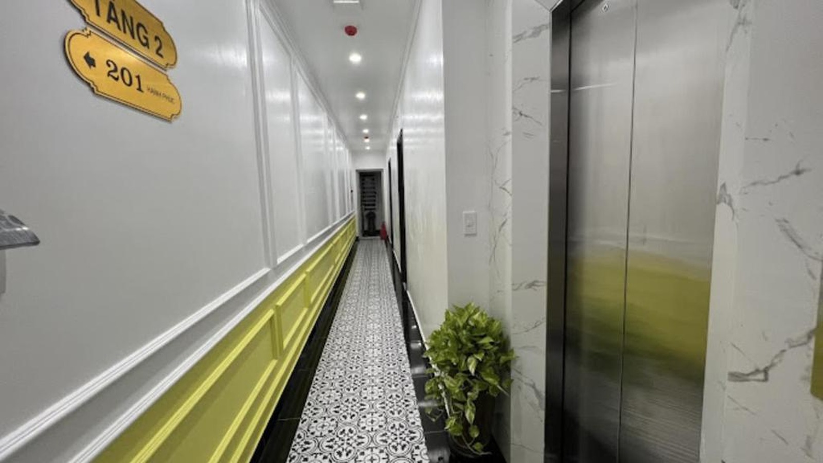 Hành lang và thang máy khách sạn 2 sao thiết kế đồng bộ họa tiết gạch bông