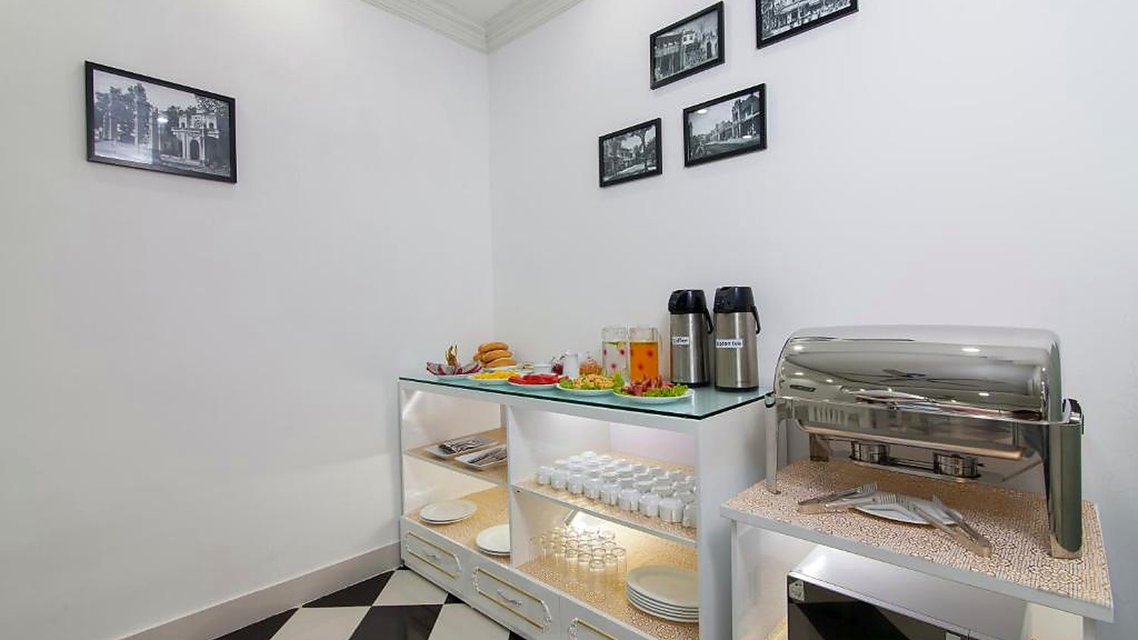 Khu buffet nhỏ gọn, sáng và thuận tiện cho mô hình khách sạn 2 sao.