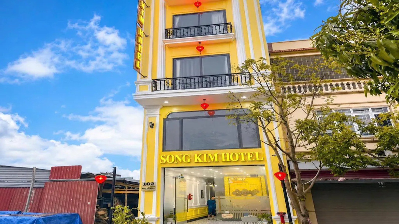Sảnh đón tiếp khách sạn 2 sao phong cách Indochine với gạch bông và quầy gỗ