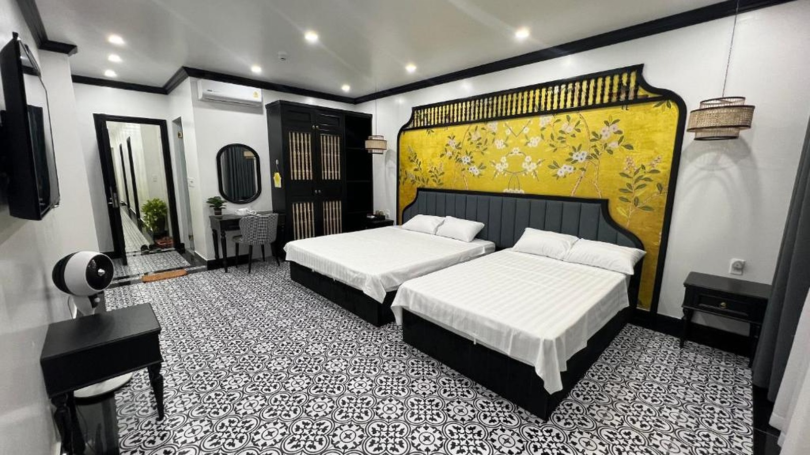 Phòng gia đình khách sạn 2 sao Indochine với mảng đầu giường vàng hoa lá