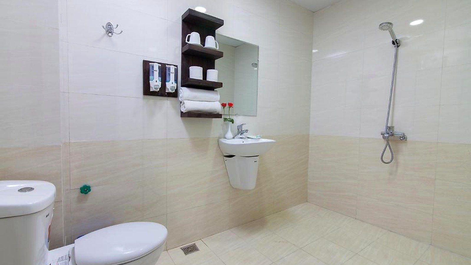 Phòng tắm sáng màu ưu tiên khả năng vệ sinh, thông thoáng và bảo trì thuận tiện.