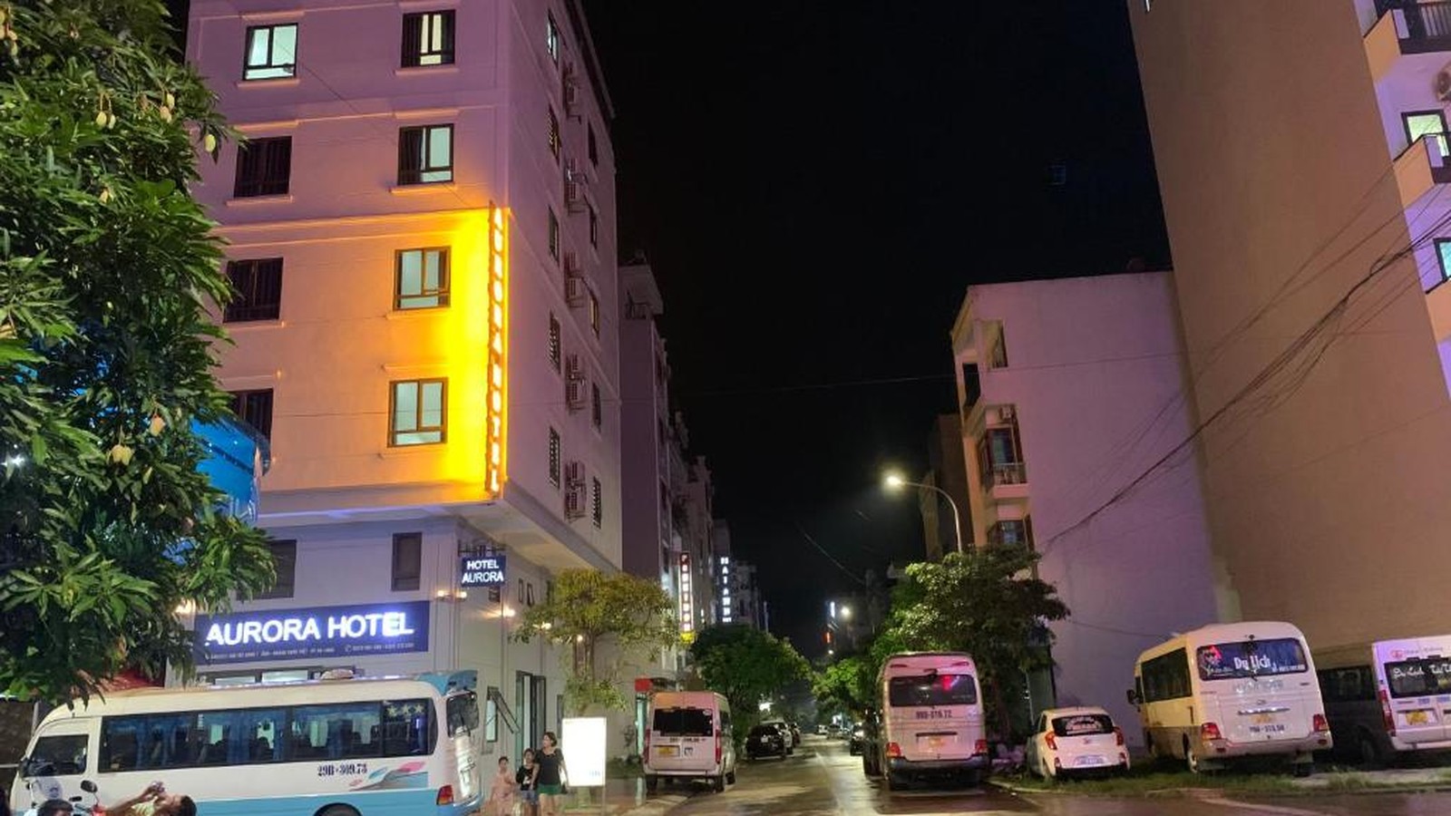 Mặt tiền Aurora Hotel nổi bật nhờ biển hiệu và hệ chiếu sáng ban đêm.