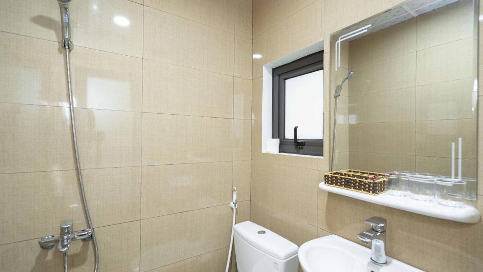Phòng tắm khách sạn 2 sao ưu tiên bề mặt dễ vệ sinh và bố trí thuận tiện.