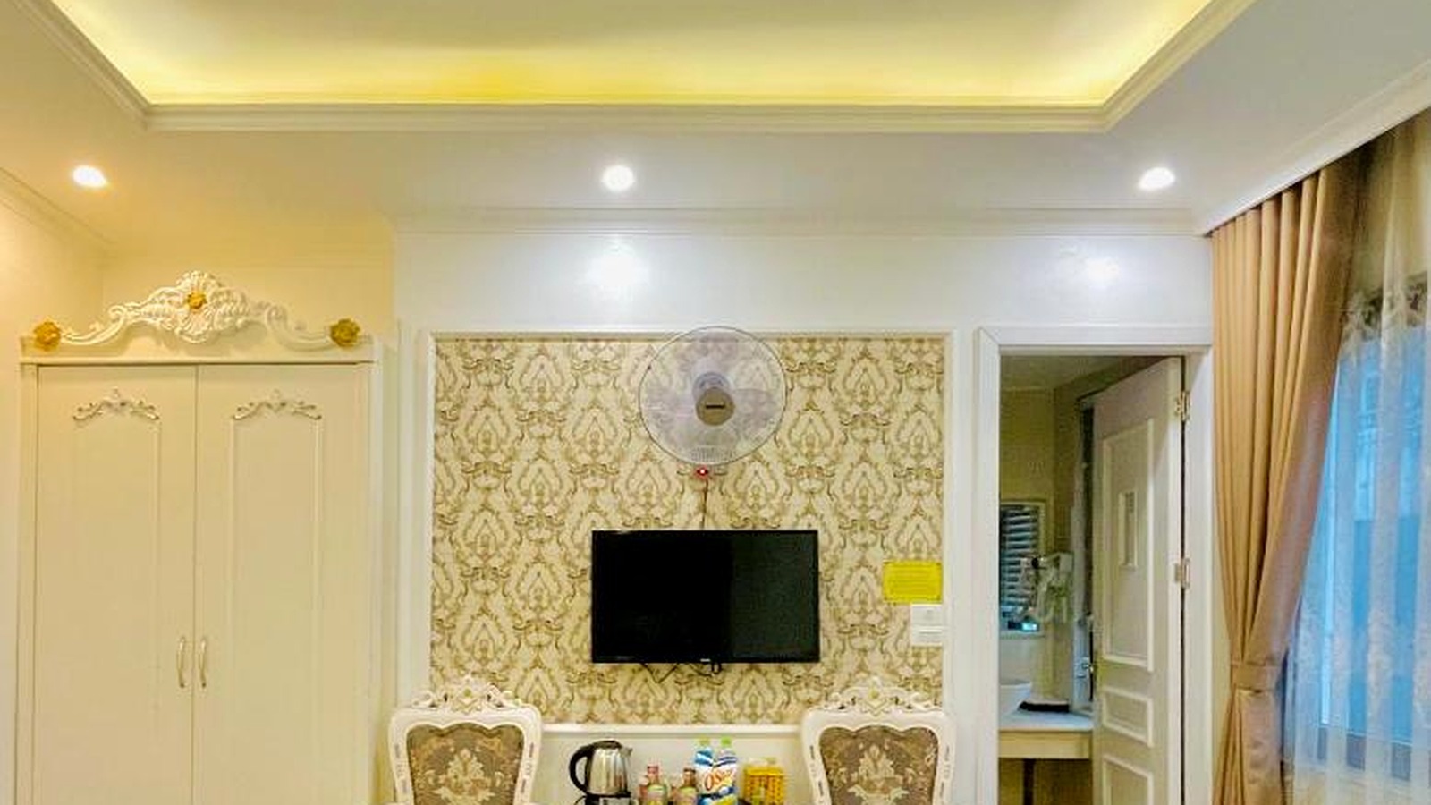 Bố trí nội thất gọn giúp phòng giữ được cảm giác thoáng dù có nhiều tiện nghi.