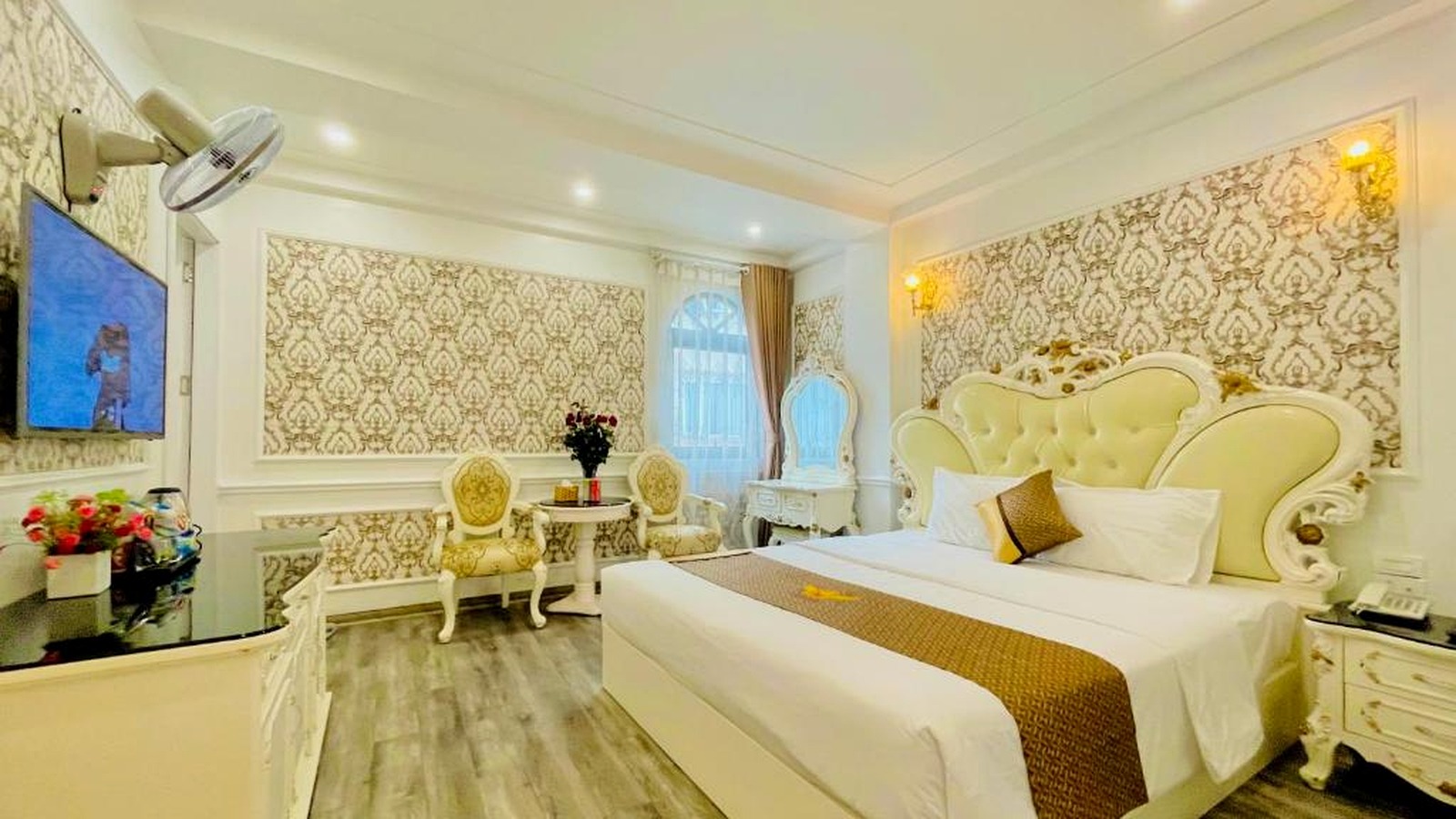 Phòng ngủ đôi sử dụng trắng, kem và vàng nâu làm bảng màu chủ đạo.