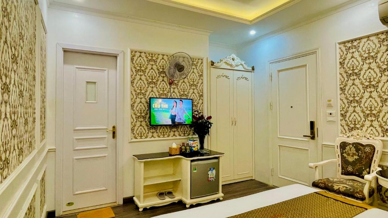 Khu TV, minibar và tủ được gom gọn để tối ưu công năng phòng.