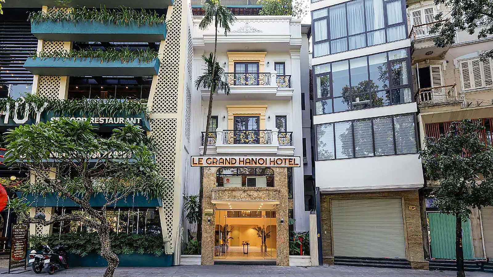 Mặt tiền khách sạn 3 sao phong cách hiện đại Le Grand Hanoi Hotel với bố cục gọn, dễ nhận diện và phù hợp khu phố đô thị.