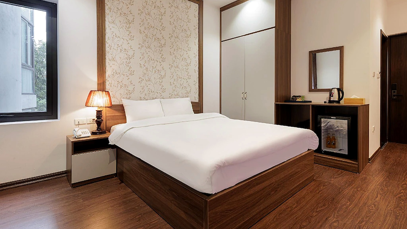 Mẫu phòng Double khách sạn 3 sao với giường lớn, tủ áo và khu minibar bố trí liền mạch, tối ưu diện tích sử dụng.