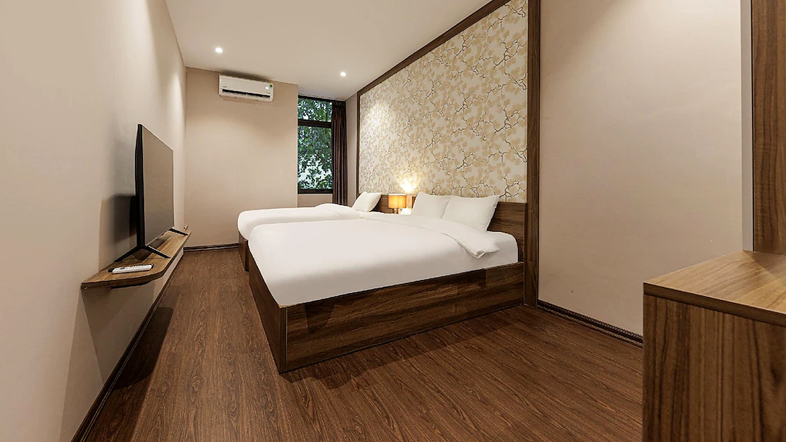 Phòng Twin khách sạn 3 sao phong cách hiện đại với hai giường riêng, sàn gỗ và mảng tường trang trí nhẹ nhàng.