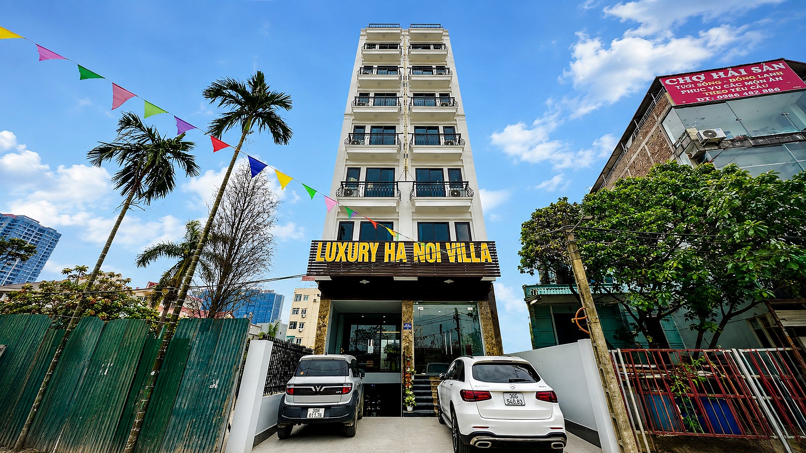 Mặt tiền khách sạn 3 sao Luxury Hanoi Hotel với hình khối cao tầng, ban công và biển hiệu dễ nhận diện.