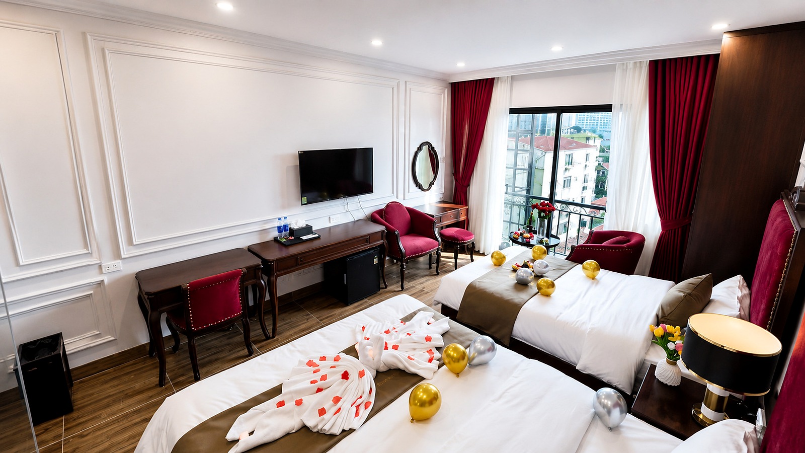Phòng hai giường có cửa sổ lớn và view đô thị, tăng cảm giác rộng thoáng và giá trị hạng phòng.