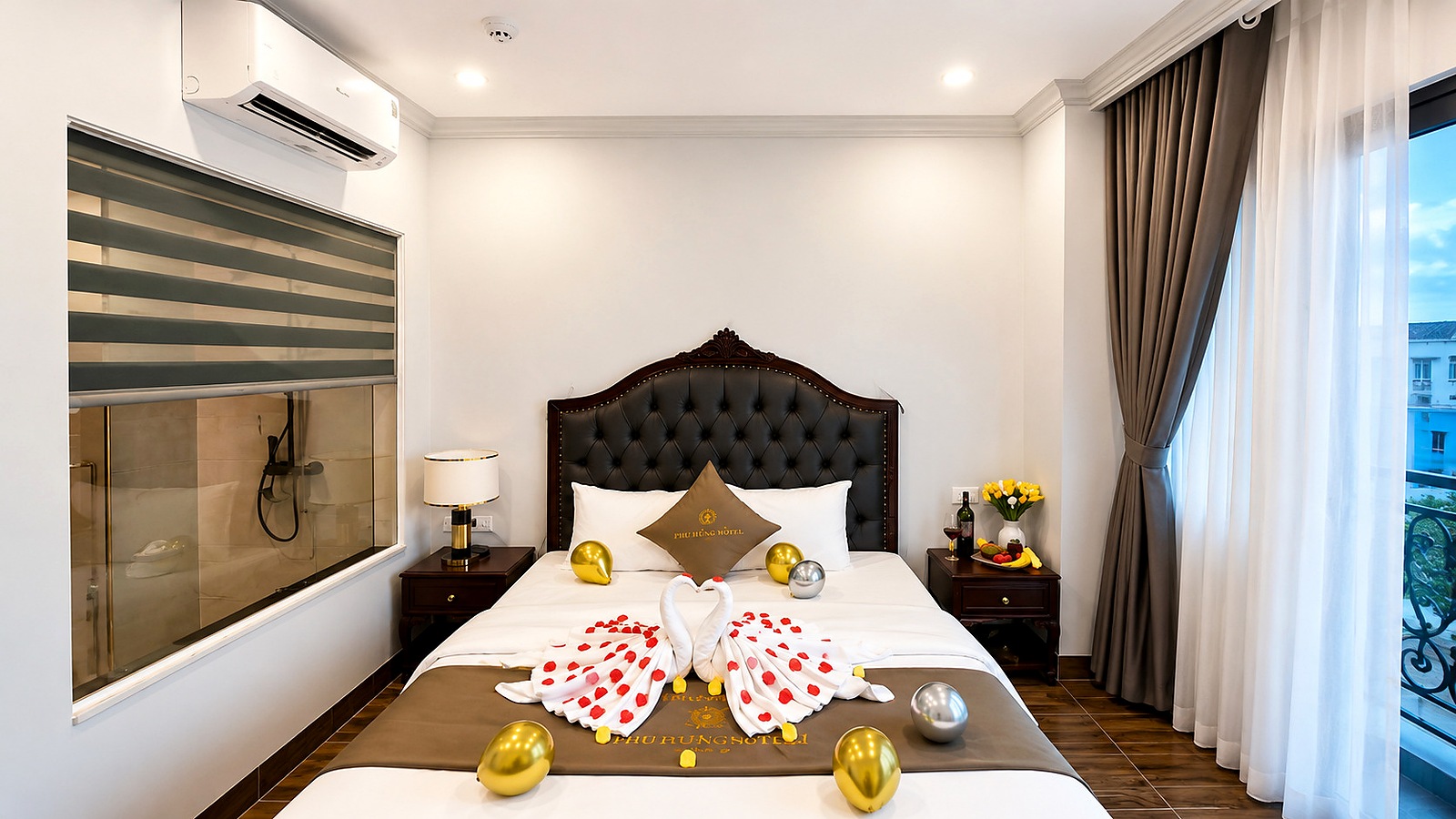 Phòng ngủ đôi khách sạn 3 sao với đầu giường bọc nệm và cách trang trí lãng mạn.