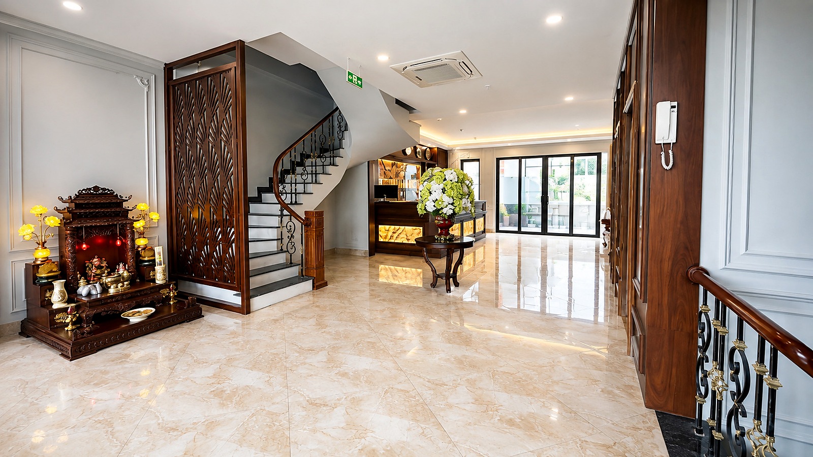 Sảnh nội bộ rộng thoáng, kết nối cầu thang và quầy lễ tân, hỗ trợ luồng giao thông rõ ràng.