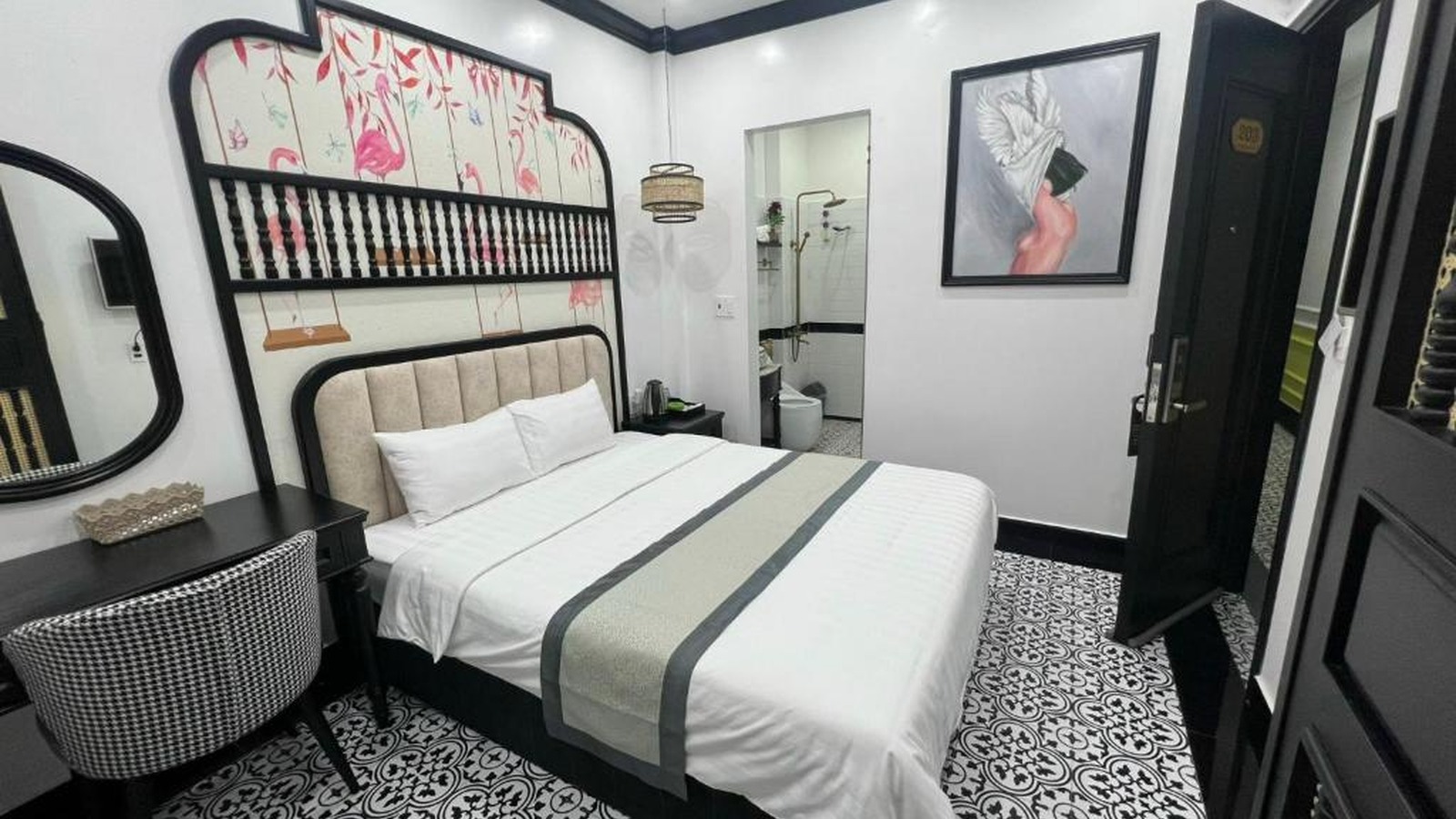 Phòng ngủ khách sạn 2 sao Indochine sử dụng họa tiết trang trí làm điểm nhấn