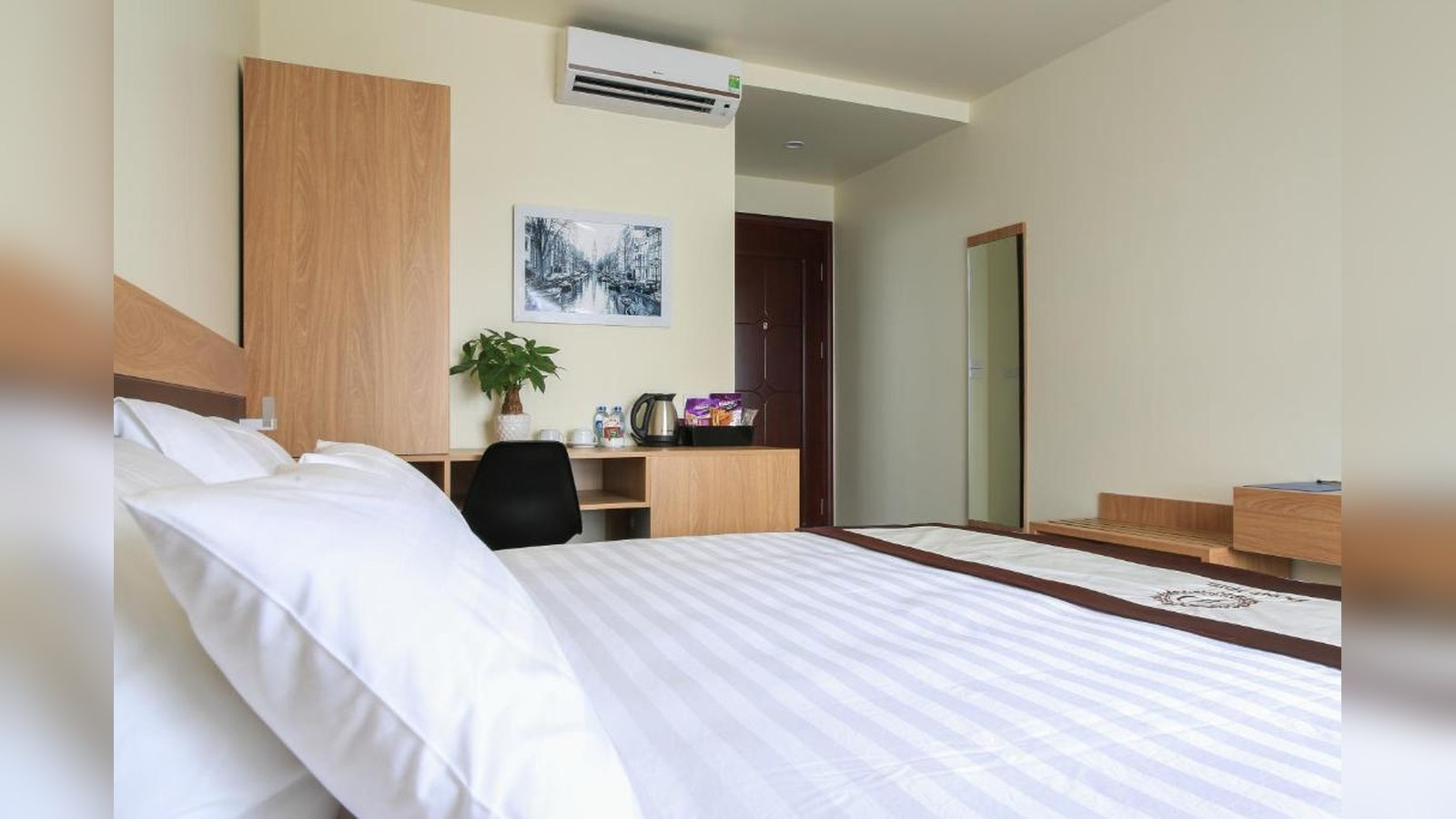 Mảng nhận diện Punt Hotel với đồng hồ múi giờ tạo điểm nhấn cho khu vực sảnh.