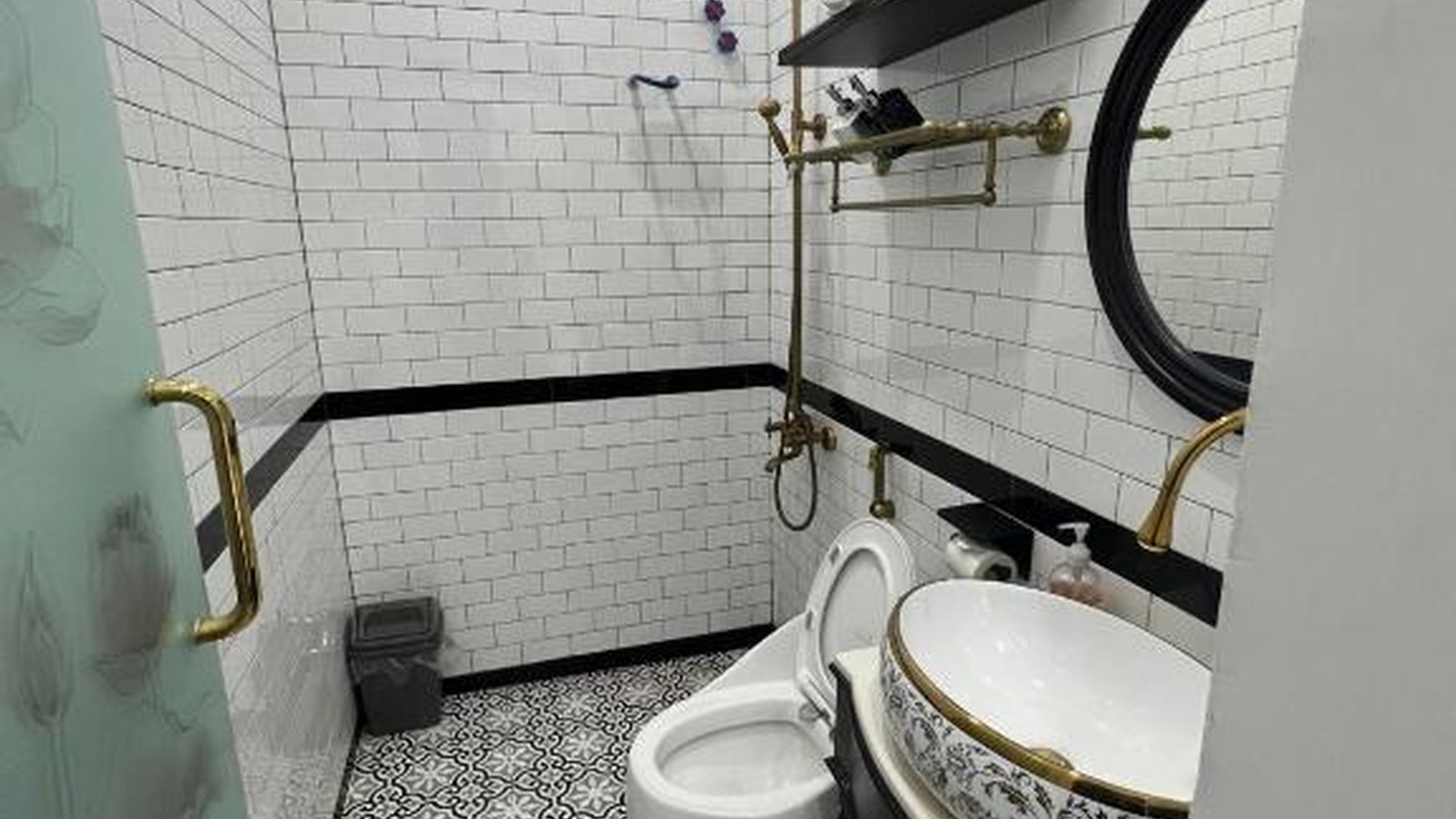 Phòng tắm khách sạn 2 sao phối gạch trắng và gạch bông đen trắng