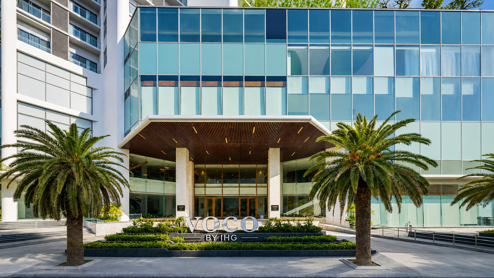 Lối vào khách sạn Voco by IHG Nha Trang hiện đại, sáng thoáng và nhận diện thương hiệu rõ ràng