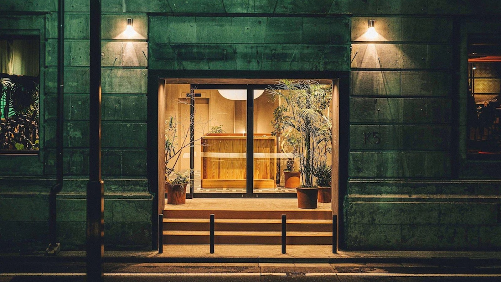 Khách sạn 4 sao phong cách Wabi Sabi: ốc đảo xanh giữa đô thị