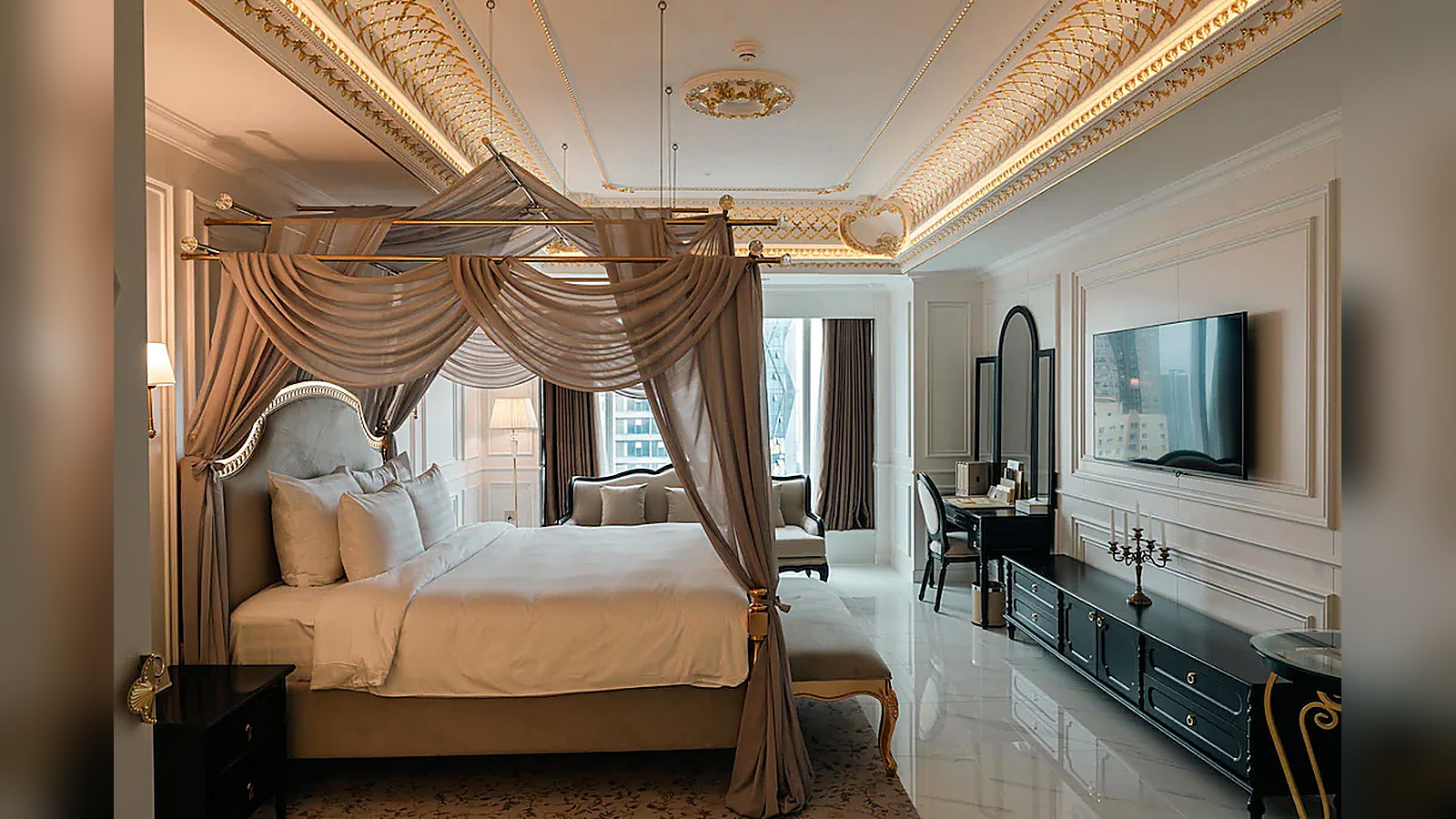 Phòng ngủ canopy với phào chỉ, đèn trang trí và nội thất thanh lịch theo phong cách tân cổ điển