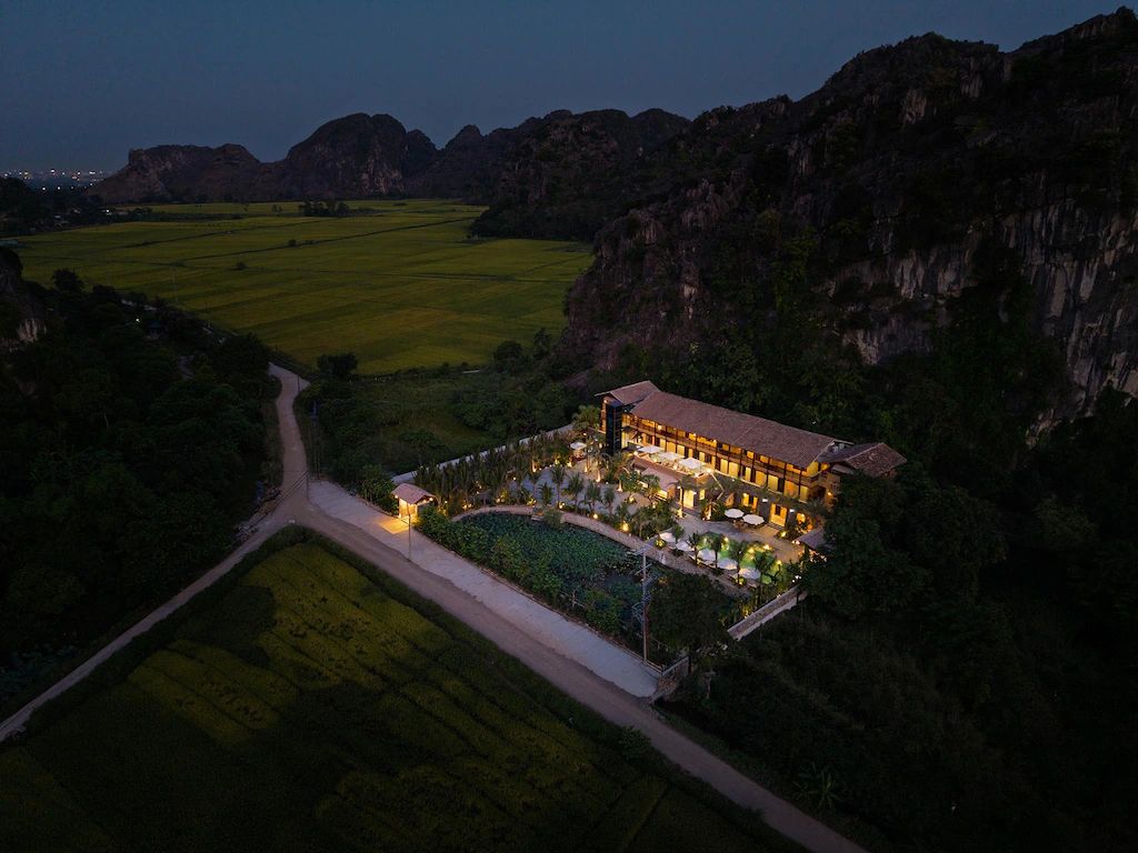 Resort 3 sao phong cách Indochine Garden Lodge giữa núi đá