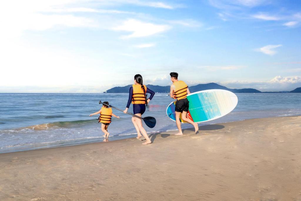 Hoạt động SUP mang đến nhịp nghỉ dưỡng năng động, phù hợp gia đình khi có hướng dẫn và thiết bị an toàn.