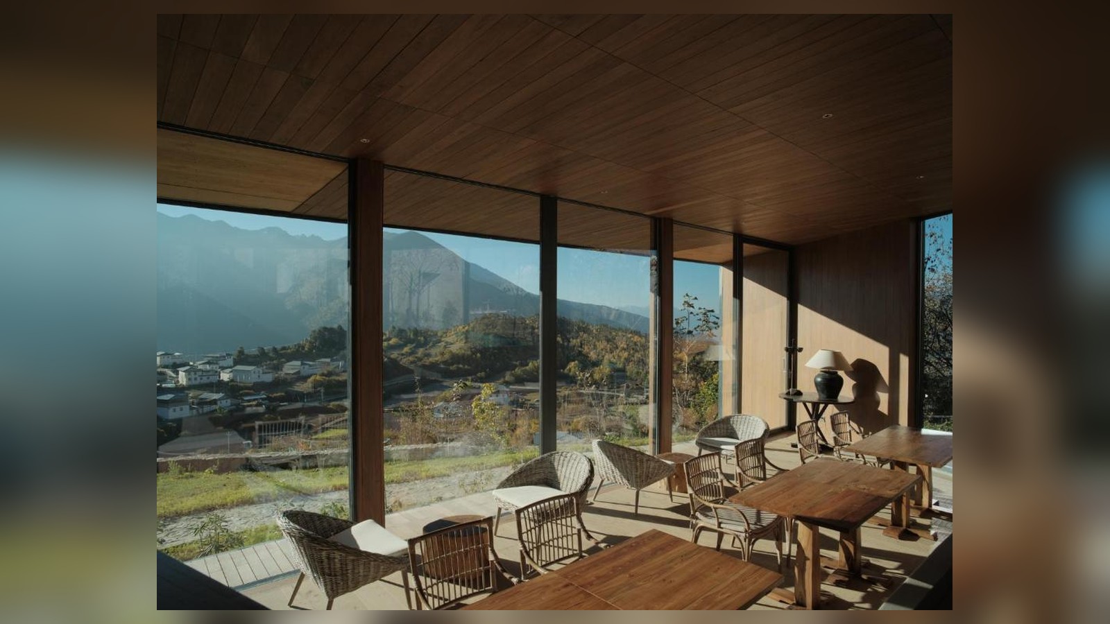 Lounge dùng kính lớn để cảnh núi và ánh sáng trở thành lớp trang trí luôn thay đổi trong ngày.