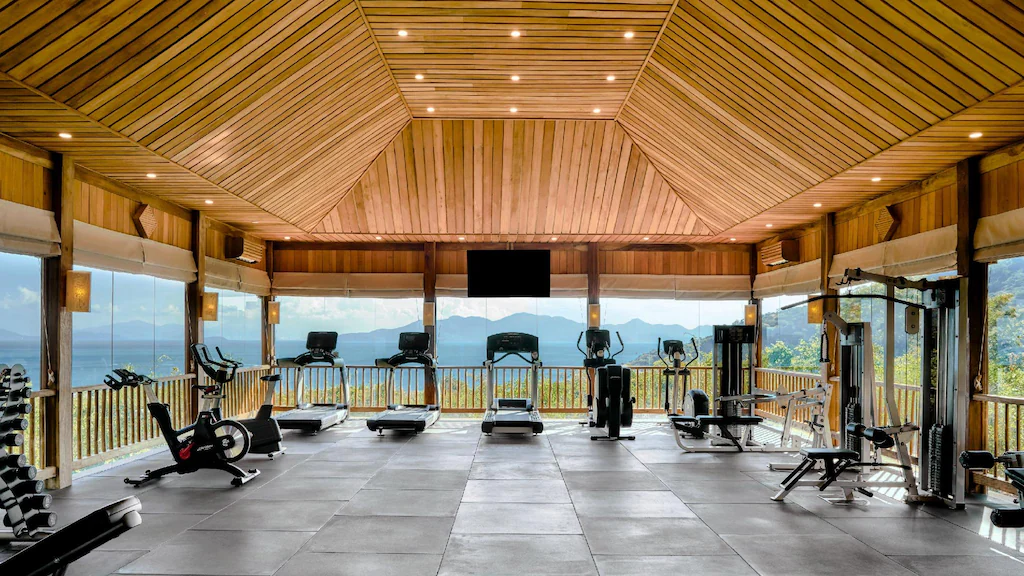 Nhịp mái gỗ và cửa mở toàn phần biến hoạt động thể chất thành trải nghiệm gắn với cảnh biển.