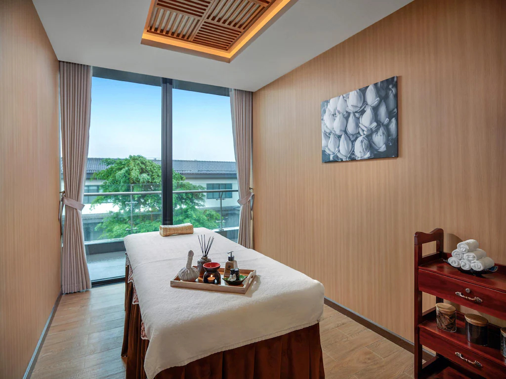 Phòng trị liệu tối giản mở tầm nhìn ra cảnh quan, đưa sự tĩnh của thiên nhiên vào trải nghiệm spa.