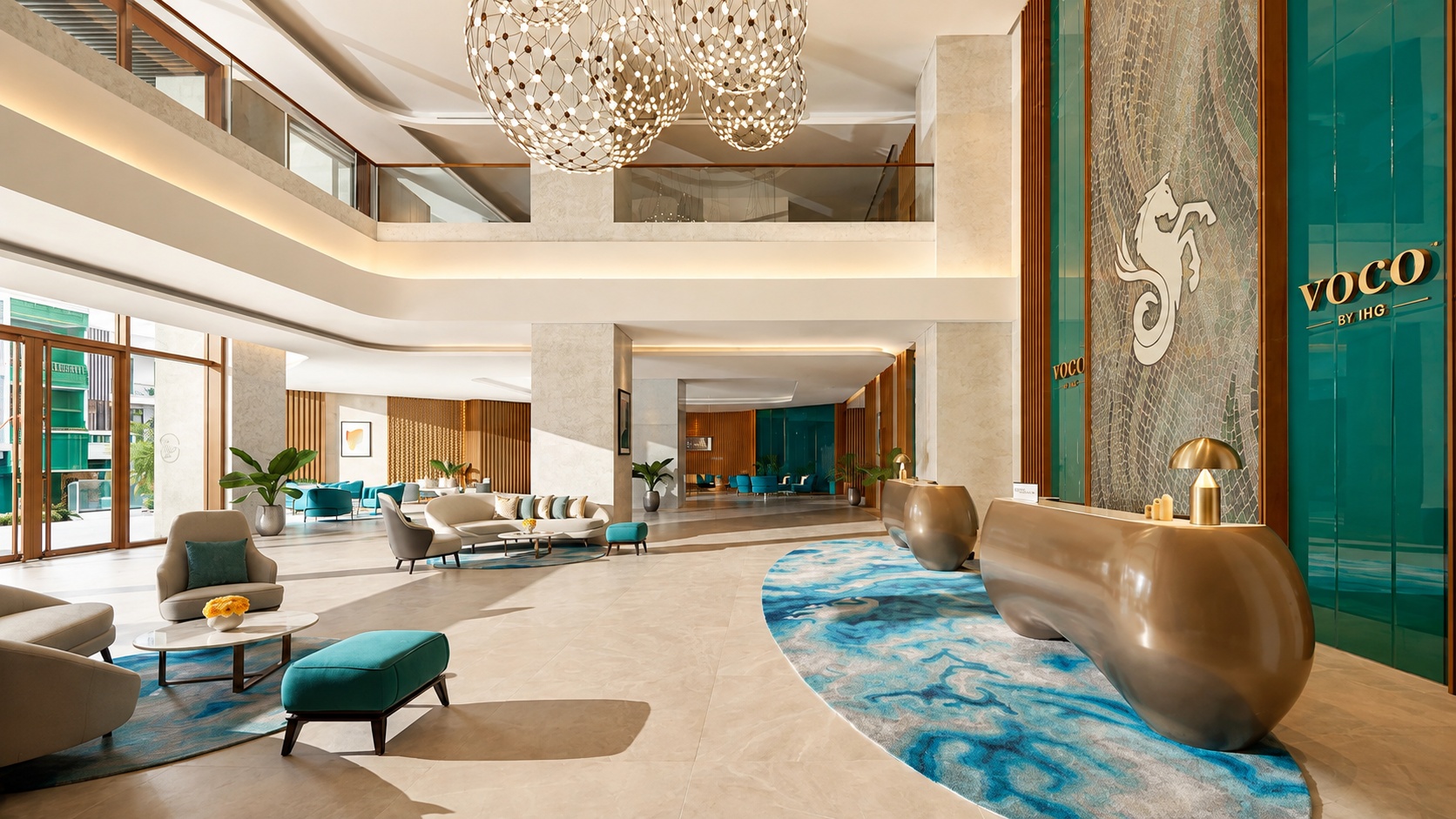 Sảnh khách sạn Voco Scenia Bay Nha Trang rộng mở, thiết kế đương đại và nhiều ánh sáng tự nhiên